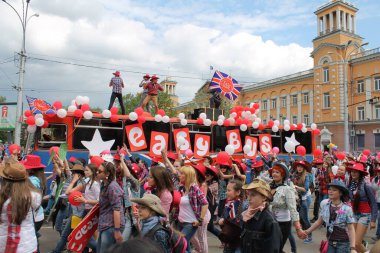 Irkutsk 'ta, Pazar günü, Haziran' ın başında, şehir günü kutlanır. 2014 'te, 7 Haziran' dı. Sabah bir geçit töreni var. Tatile okullar, üniversiteler, ticari firmalar ve kamu kuruluşları da katılıyor..