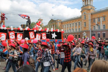 Irkutsk 'ta, Pazar günü, Haziran' ın başında, şehir günü kutlanır. 2014 'te, 7 Haziran' dı. Sabah bir geçit töreni var. Tatile okullar, üniversiteler, ticari firmalar ve kamu kuruluşları da katılıyor..