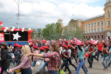 Irkutsk 'ta, Pazar günü, Haziran' ın başında, şehir günü kutlanır. 2014 'te, 7 Haziran' dı. Sabah bir geçit töreni var. Tatile okullar, üniversiteler, ticari firmalar ve kamu kuruluşları da katılıyor..