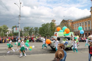 Irkutsk 'ta, Pazar günü, Haziran' ın başında, şehir günü kutlanır. 2014 'te, 7 Haziran' dı. Sabah bir geçit töreni var. Tatile okullar, üniversiteler, ticari firmalar ve kamu kuruluşları da katılıyor..