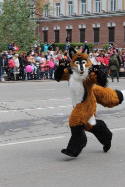 Irkutsk 'ta, Pazar günü, Haziran' ın başında, şehir günü kutlanır. 2014 'te, 7 Haziran' dı. Sabah bir geçit töreni var. Tatile okullar, üniversiteler, ticari firmalar ve kamu kuruluşları da katılıyor..