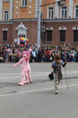 Irkutsk 'ta, Pazar günü, Haziran' ın başında, şehir günü kutlanır. 2014 'te, 7 Haziran' dı. Sabah bir geçit töreni var. Tatile okullar, üniversiteler, ticari firmalar ve kamu kuruluşları da katılıyor..