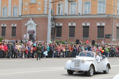 Irkutsk 'ta, Pazar günü, Haziran' ın başında, şehir günü kutlanır. 2014 'te, 7 Haziran' dı. Sabah bir geçit töreni var. Tatile okullar, üniversiteler, ticari firmalar ve kamu kuruluşları da katılıyor..
