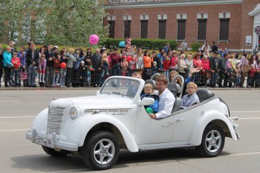Irkutsk 'ta, Pazar günü, Haziran' ın başında, şehir günü kutlanır. 2014 'te, 7 Haziran' dı. Sabah bir geçit töreni var. Tatile okullar, üniversiteler, ticari firmalar ve kamu kuruluşları da katılıyor..