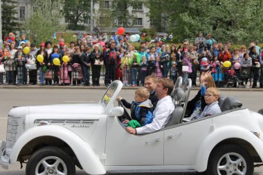Irkutsk 'ta, Pazar günü, Haziran' ın başında, şehir günü kutlanır. 2014 'te, 7 Haziran' dı. Sabah bir geçit töreni var. Tatile okullar, üniversiteler, ticari firmalar ve kamu kuruluşları da katılıyor..