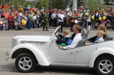 Irkutsk 'ta, Pazar günü, Haziran' ın başında, şehir günü kutlanır. 2014 'te, 7 Haziran' dı. Sabah bir geçit töreni var. Tatile okullar, üniversiteler, ticari firmalar ve kamu kuruluşları da katılıyor..