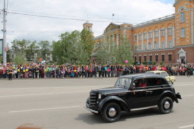 Irkutsk 'ta, Pazar günü, Haziran' ın başında, şehir günü kutlanır. 2014 'te, 7 Haziran' dı. Sabah bir geçit töreni var. Tatile okullar, üniversiteler, ticari firmalar ve kamu kuruluşları da katılıyor..