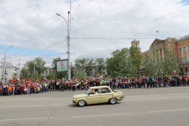 Irkutsk 'ta, Pazar günü, Haziran' ın başında, şehir günü kutlanır. 2014 'te, 7 Haziran' dı. Sabah bir geçit töreni var. Tatile okullar, üniversiteler, ticari firmalar ve kamu kuruluşları da katılıyor..