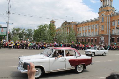Irkutsk 'ta, Pazar günü, Haziran' ın başında, şehir günü kutlanır. 2014 'te, 7 Haziran' dı. Sabah bir geçit töreni var. Tatile okullar, üniversiteler, ticari firmalar ve kamu kuruluşları da katılıyor..
