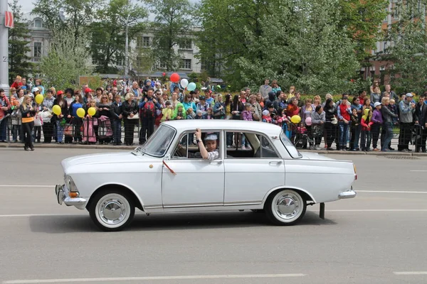 Irkutsk 'ta, Pazar günü, Haziran' ın başında, şehir günü kutlanır. 2014 'te, 7 Haziran' dı. Sabah bir geçit töreni var. Tatile okullar, üniversiteler, ticari firmalar ve kamu kuruluşları da katılıyor..