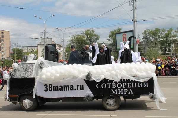 Irkutsk 'ta, Pazar günü, Haziran' ın başında, şehir günü kutlanır. 2014 'te, 7 Haziran' dı. Sabah bir geçit töreni var. Tatile okullar, üniversiteler, ticari firmalar ve kamu kuruluşları da katılıyor..