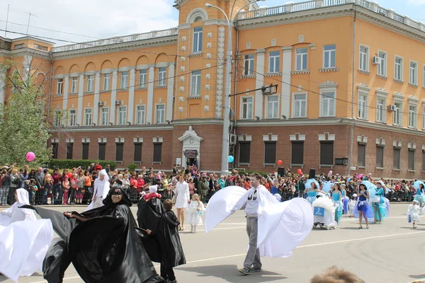 Irkutsk 'ta, Pazar günü, Haziran' ın başında, şehir günü kutlanır. 2014 'te, 7 Haziran' dı. Sabah bir geçit töreni var. Tatile okullar, üniversiteler, ticari firmalar ve kamu kuruluşları da katılıyor..
