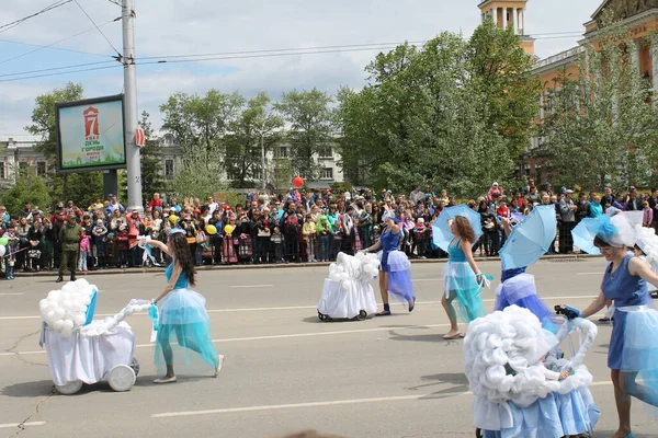 Irkutsk 'ta, Pazar günü, Haziran' ın başında, şehir günü kutlanır. 2014 'te, 7 Haziran' dı. Sabah bir geçit töreni var. Tatile okullar, üniversiteler, ticari firmalar ve kamu kuruluşları da katılıyor..