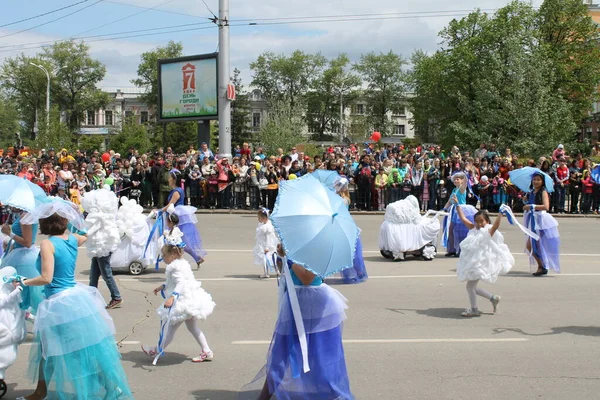 Irkutsk 'ta, Pazar günü, Haziran' ın başında, şehir günü kutlanır. 2014 'te, 7 Haziran' dı. Sabah bir geçit töreni var. Tatile okullar, üniversiteler, ticari firmalar ve kamu kuruluşları da katılıyor..