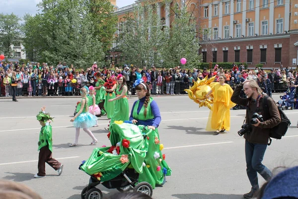 Irkutsk 'ta, Pazar günü, Haziran' ın başında, şehir günü kutlanır. 2014 'te, 7 Haziran' dı. Sabah bir geçit töreni var. Tatile okullar, üniversiteler, ticari firmalar ve kamu kuruluşları da katılıyor..