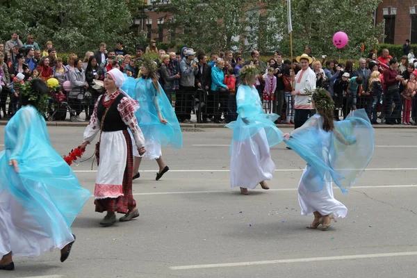 Irkutsk 'ta, Pazar günü, Haziran' ın başında, şehir günü kutlanır. 2014 'te, 7 Haziran' dı. Sabah bir geçit töreni var. Tatile okullar, üniversiteler, ticari firmalar ve kamu kuruluşları da katılıyor..