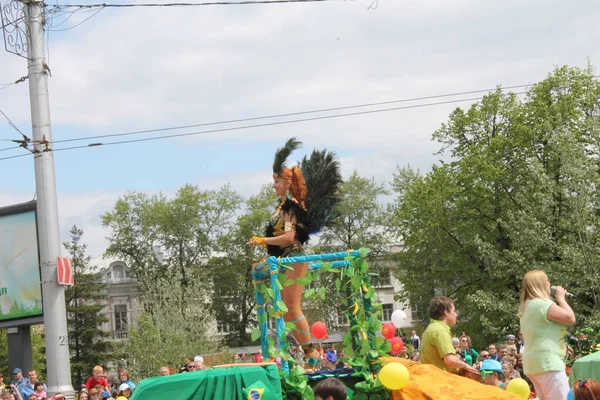 Irkutsk 'ta, Pazar günü, Haziran' ın başında, şehir günü kutlanır. 2014 'te, 7 Haziran' dı. Sabah bir geçit töreni var. Tatile okullar, üniversiteler, ticari firmalar ve kamu kuruluşları da katılıyor..
