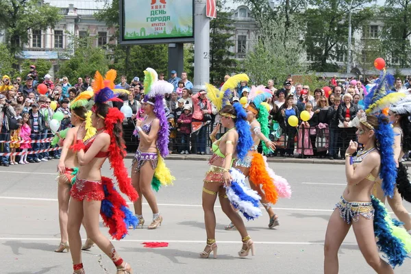 Irkutsk 'ta, Pazar günü, Haziran' ın başında, şehir günü kutlanır. 2014 'te, 7 Haziran' dı. Sabah bir geçit töreni var. Tatile okullar, üniversiteler, ticari firmalar ve kamu kuruluşları da katılıyor..