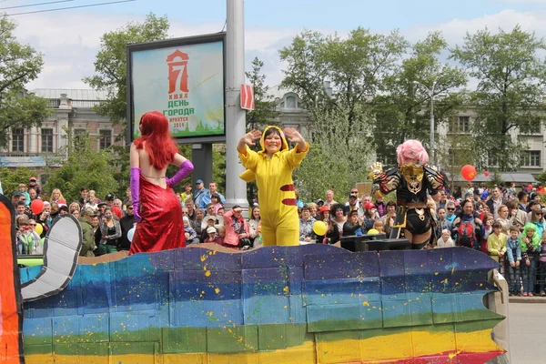 Irkutsk 'ta, Pazar günü, Haziran' ın başında, şehir günü kutlanır. 2014 'te, 7 Haziran' dı. Sabah bir geçit töreni var. Tatile okullar, üniversiteler, ticari firmalar ve kamu kuruluşları da katılıyor..