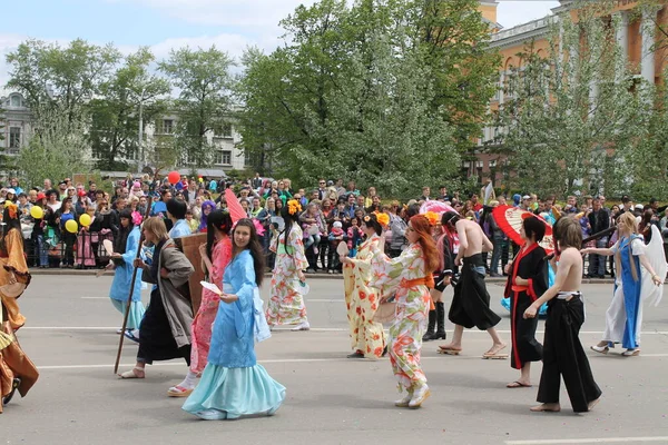 Irkutsk 'ta, Pazar günü, Haziran' ın başında, şehir günü kutlanır. 2014 'te, 7 Haziran' dı. Sabah bir geçit töreni var. Tatile okullar, üniversiteler, ticari firmalar ve kamu kuruluşları da katılıyor..