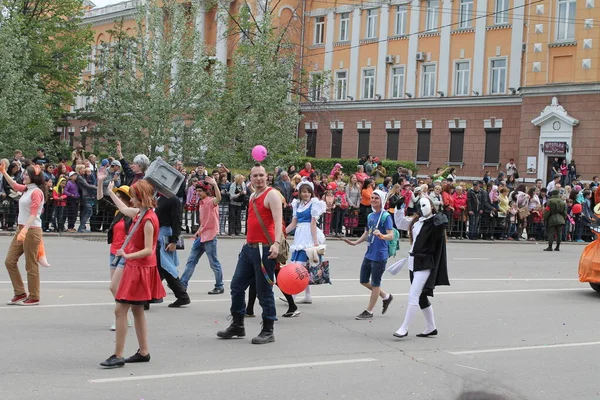 Irkutsk 'ta, Pazar günü, Haziran' ın başında, şehir günü kutlanır. 2014 'te, 7 Haziran' dı. Sabah bir geçit töreni var. Tatile okullar, üniversiteler, ticari firmalar ve kamu kuruluşları da katılıyor..