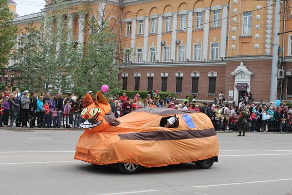 Irkutsk 'ta, Pazar günü, Haziran' ın başında, şehir günü kutlanır. 2014 'te, 7 Haziran' dı. Sabah bir geçit töreni var. Tatile okullar, üniversiteler, ticari firmalar ve kamu kuruluşları da katılıyor..