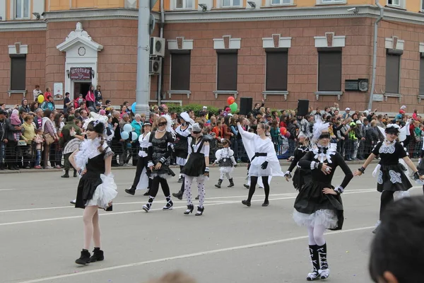 Irkutsk 'ta, Pazar günü, Haziran' ın başında, şehir günü kutlanır. 2014 'te, 7 Haziran' dı. Sabah bir geçit töreni var. Tatile okullar, üniversiteler, ticari firmalar ve kamu kuruluşları da katılıyor..