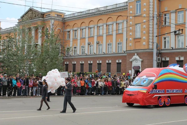 Irkutsk 'ta, Pazar günü, Haziran' ın başında, şehir günü kutlanır. 2014 'te, 7 Haziran' dı. Sabah bir geçit töreni var. Tatile okullar, üniversiteler, ticari firmalar ve kamu kuruluşları da katılıyor..
