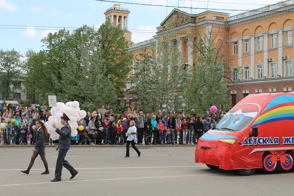 Irkutsk 'ta, Pazar günü, Haziran' ın başında, şehir günü kutlanır. 2014 'te, 7 Haziran' dı. Sabah bir geçit töreni var. Tatile okullar, üniversiteler, ticari firmalar ve kamu kuruluşları da katılıyor..
