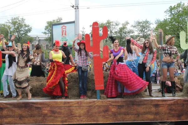 Irkutsk 'ta, Pazar günü, Haziran' ın başında, şehir günü kutlanır. 2014 'te, 7 Haziran' dı. Sabah bir geçit töreni var. Tatile okullar, üniversiteler, ticari firmalar ve kamu kuruluşları da katılıyor..