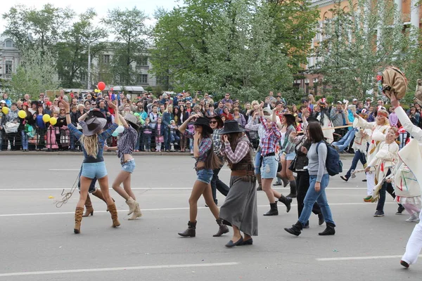 Irkutsk 'ta, Pazar günü, Haziran' ın başında, şehir günü kutlanır. 2014 'te, 7 Haziran' dı. Sabah bir geçit töreni var. Tatile okullar, üniversiteler, ticari firmalar ve kamu kuruluşları da katılıyor..