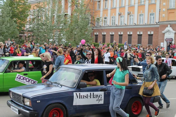 Irkutsk 'ta, Pazar günü, Haziran' ın başında, şehir günü kutlanır. 2014 'te, 7 Haziran' dı. Sabah bir geçit töreni var. Tatile okullar, üniversiteler, ticari firmalar ve kamu kuruluşları da katılıyor..