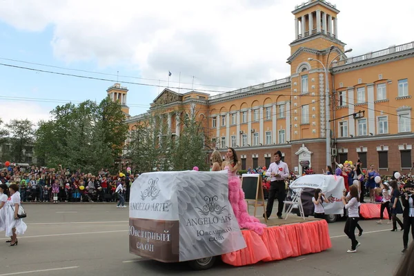 Irkutsk 'ta, Pazar günü, Haziran' ın başında, şehir günü kutlanır. 2014 'te, 7 Haziran' dı. Sabah bir geçit töreni var. Tatile okullar, üniversiteler, ticari firmalar ve kamu kuruluşları da katılıyor..