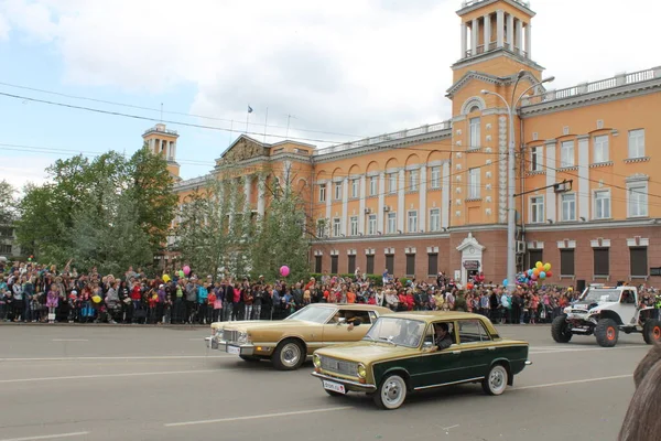 Irkutsk 'ta, Pazar günü, Haziran' ın başında, şehir günü kutlanır. 2014 'te, 7 Haziran' dı. Sabah bir geçit töreni var. Tatile okullar, üniversiteler, ticari firmalar ve kamu kuruluşları da katılıyor..