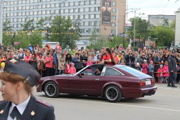 Irkutsk 'ta, Pazar günü, Haziran' ın başında, şehir günü kutlanır. 2014 'te, 7 Haziran' dı. Sabah bir geçit töreni var. Tatile okullar, üniversiteler, ticari firmalar ve kamu kuruluşları da katılıyor..