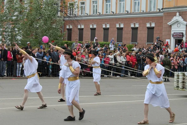 Irkutsk 'ta, Pazar günü, Haziran' ın başında, şehir günü kutlanır. 2014 'te, 7 Haziran' dı. Sabah bir geçit töreni var. Tatile okullar, üniversiteler, ticari firmalar ve kamu kuruluşları da katılıyor..
