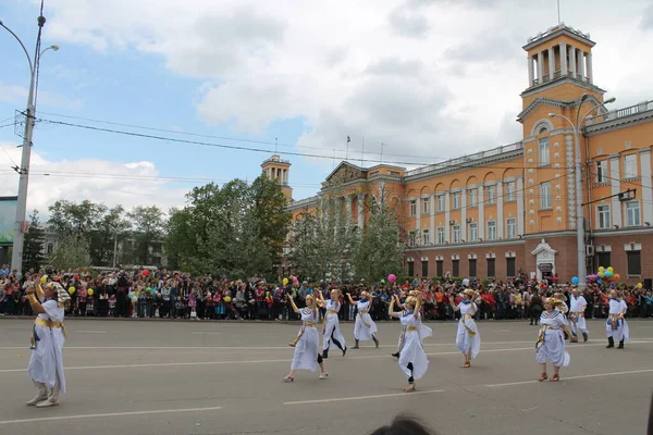 Irkutsk 'ta, Pazar günü, Haziran' ın başında, şehir günü kutlanır. 2014 'te, 7 Haziran' dı. Sabah bir geçit töreni var. Tatile okullar, üniversiteler, ticari firmalar ve kamu kuruluşları da katılıyor..