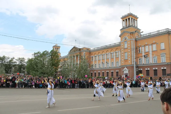 Irkutsk 'ta, Pazar günü, Haziran' ın başında, şehir günü kutlanır. 2014 'te, 7 Haziran' dı. Sabah bir geçit töreni var. Tatile okullar, üniversiteler, ticari firmalar ve kamu kuruluşları da katılıyor..