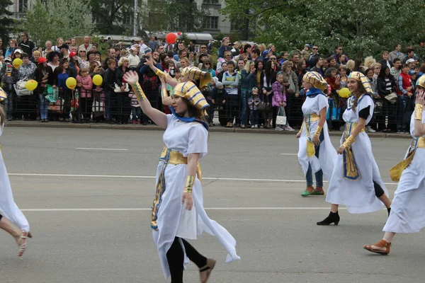 Irkutsk 'ta, Pazar günü, Haziran' ın başında, şehir günü kutlanır. 2014 'te, 7 Haziran' dı. Sabah bir geçit töreni var. Tatile okullar, üniversiteler, ticari firmalar ve kamu kuruluşları da katılıyor..