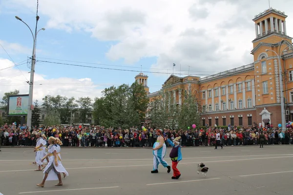 Irkutsk 'ta, Pazar günü, Haziran' ın başında, şehir günü kutlanır. 2014 'te, 7 Haziran' dı. Sabah bir geçit töreni var. Tatile okullar, üniversiteler, ticari firmalar ve kamu kuruluşları da katılıyor..