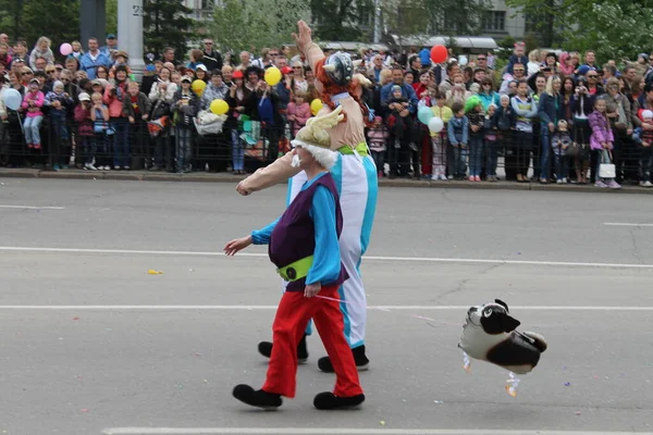 Irkutsk 'ta, Pazar günü, Haziran' ın başında, şehir günü kutlanır. 2014 'te, 7 Haziran' dı. Sabah bir geçit töreni var. Tatile okullar, üniversiteler, ticari firmalar ve kamu kuruluşları da katılıyor..
