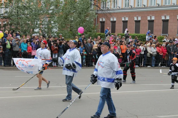 Irkutsk 'ta, Pazar günü, Haziran' ın başında, şehir günü kutlanır. 2014 'te, 7 Haziran' dı. Sabah bir geçit töreni var. Tatile okullar, üniversiteler, ticari firmalar ve kamu kuruluşları da katılıyor..