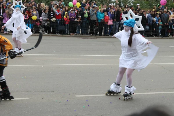 Irkutsk 'ta, Pazar günü, Haziran' ın başında, şehir günü kutlanır. 2014 'te, 7 Haziran' dı. Sabah bir geçit töreni var. Tatile okullar, üniversiteler, ticari firmalar ve kamu kuruluşları da katılıyor..