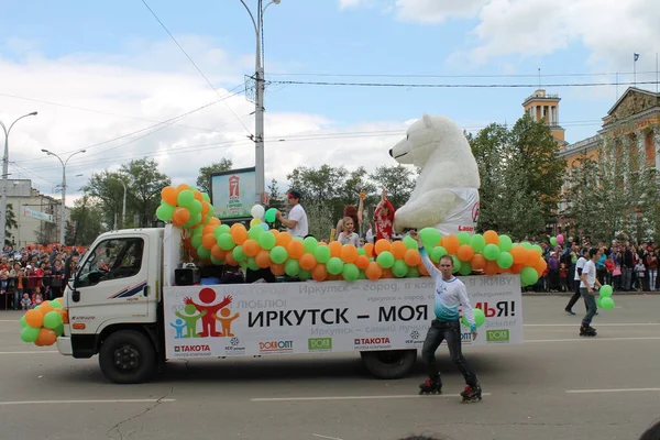 Irkutsk 'ta, Pazar günü, Haziran' ın başında, şehir günü kutlanır. 2014 'te, 7 Haziran' dı. Sabah bir geçit töreni var. Tatile okullar, üniversiteler, ticari firmalar ve kamu kuruluşları da katılıyor..