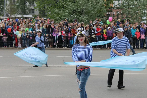 Irkutsk 'ta, Pazar günü, Haziran' ın başında, şehir günü kutlanır. 2014 'te, 7 Haziran' dı. Sabah bir geçit töreni var. Tatile okullar, üniversiteler, ticari firmalar ve kamu kuruluşları da katılıyor..