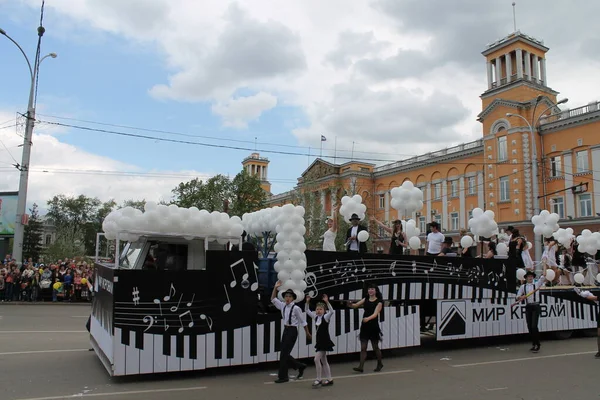 Irkutsk 'ta, Pazar günü, Haziran' ın başında, şehir günü kutlanır. 2014 'te, 7 Haziran' dı. Sabah bir geçit töreni var. Tatile okullar, üniversiteler, ticari firmalar ve kamu kuruluşları da katılıyor..