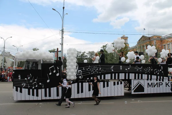Irkutsk 'ta, Pazar günü, Haziran' ın başında, şehir günü kutlanır. 2014 'te, 7 Haziran' dı. Sabah bir geçit töreni var. Tatile okullar, üniversiteler, ticari firmalar ve kamu kuruluşları da katılıyor..