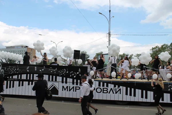 Irkutsk 'ta, Pazar günü, Haziran' ın başında, şehir günü kutlanır. 2014 'te, 7 Haziran' dı. Sabah bir geçit töreni var. Tatile okullar, üniversiteler, ticari firmalar ve kamu kuruluşları da katılıyor..