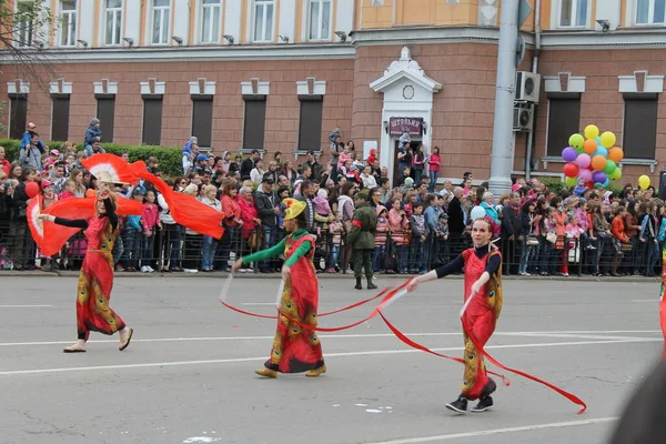 イルクーツクでは 6月上旬の日曜日に市内の日が祝われます 2014年6月7日 朝にはパレードがあります 商業企業 公共団体も休暇に参加します — ストック写真