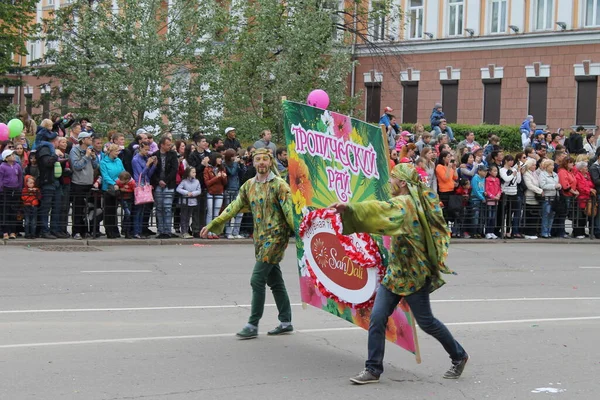 Irkutsk 'ta, Pazar günü, Haziran' ın başında, şehir günü kutlanır. 2014 'te, 7 Haziran' dı. Sabah bir geçit töreni var. Tatile okullar, üniversiteler, ticari firmalar ve kamu kuruluşları da katılıyor..